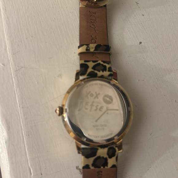 Betsy Johnson watch with leapard band - Picture 4 of 4